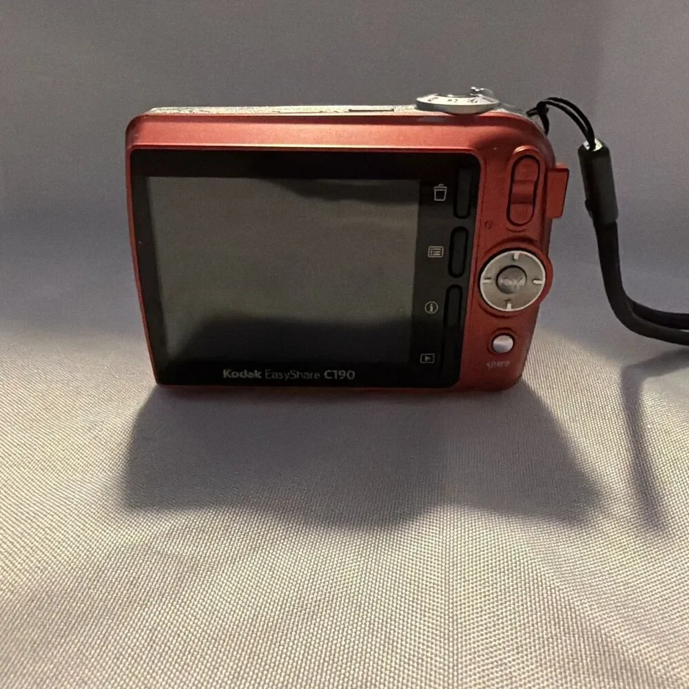 Kodak Red Easy Share C195, 14 Mega Pixels Camera With 5X optical Zoom FOR PARTS